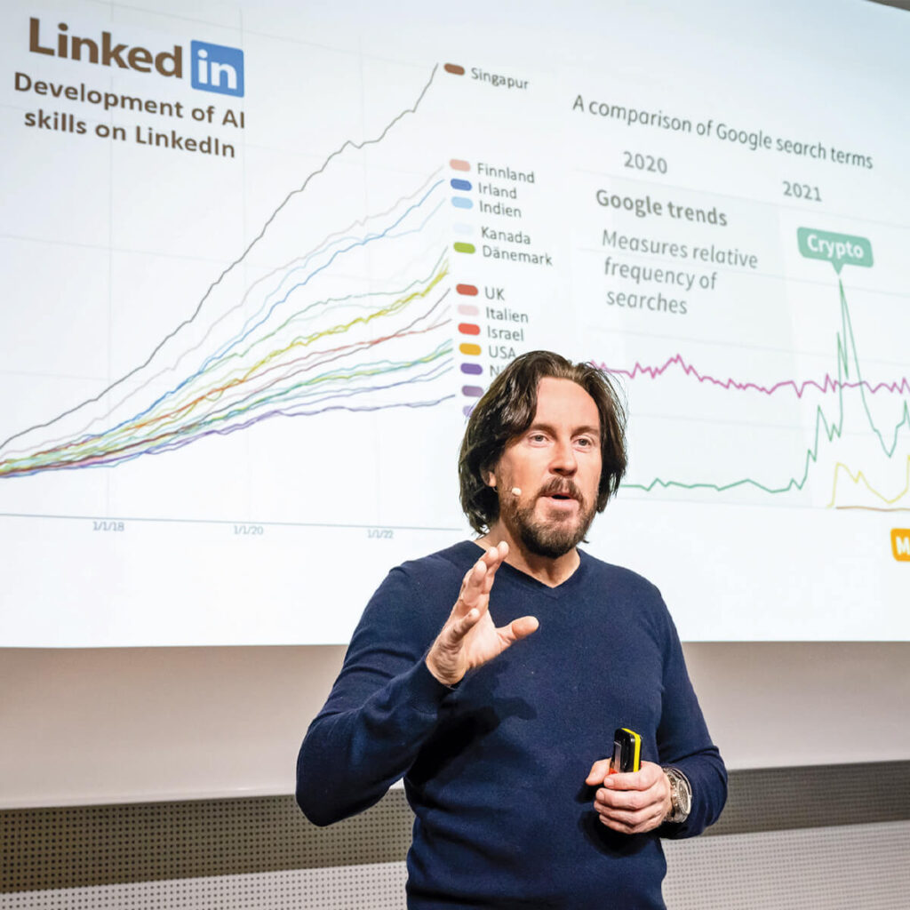 KI-Experte Peter Gentsch spricht auf einer Bühne vor einer LinkedIn-Präsentation | Retail AI